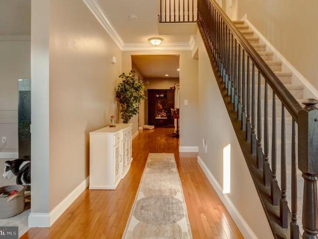 10 Jamestown Square