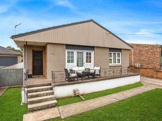 10 lake entrance road, oak flats nsw 2529