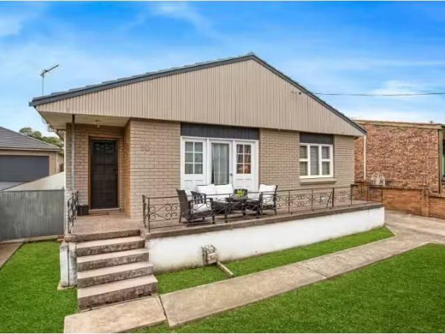 10 Lake Entrance Road, OAK FLATS House for rent Listed by Coo.