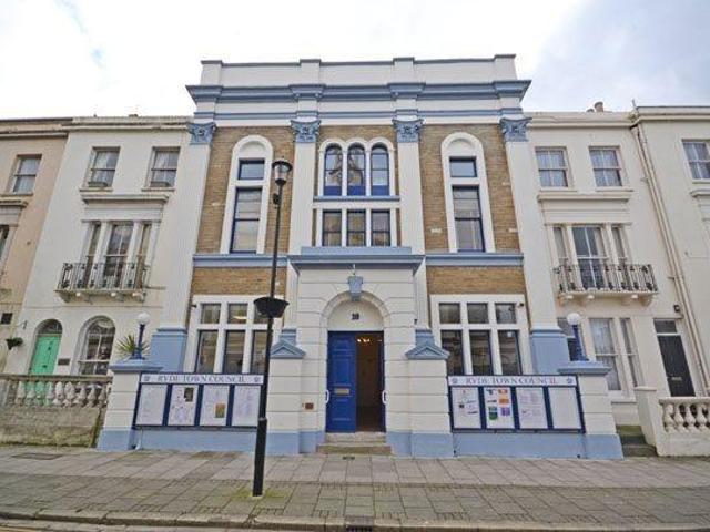 10 Lind Street, Ryde 2 bed flat to rent £825 pcm £190 pw