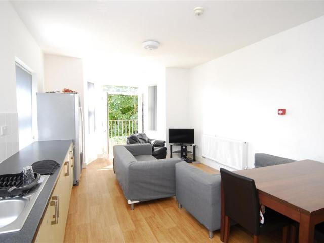 10 Lisson Grove, Plymouth PL4 4 bed flat to rent £2,392 pcm £552 pw