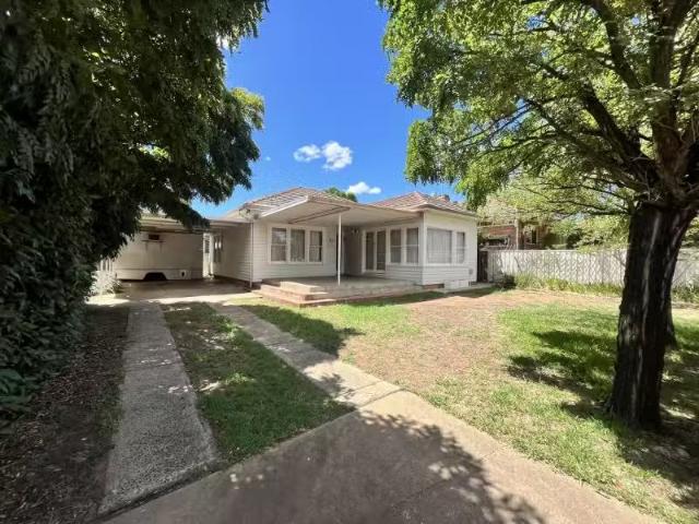 10 Lovett Avenue, Dubbo House for rent Listed by Lily Grosser.