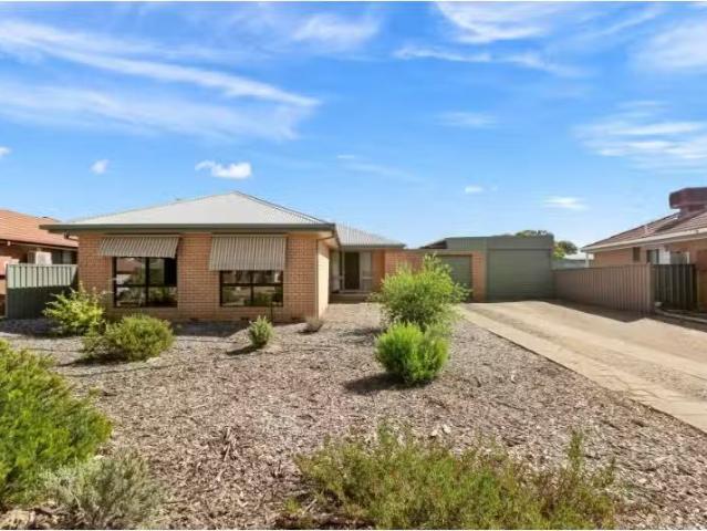 10 Lyons Crescent, Forest Hill House for rent Listed by Prope.