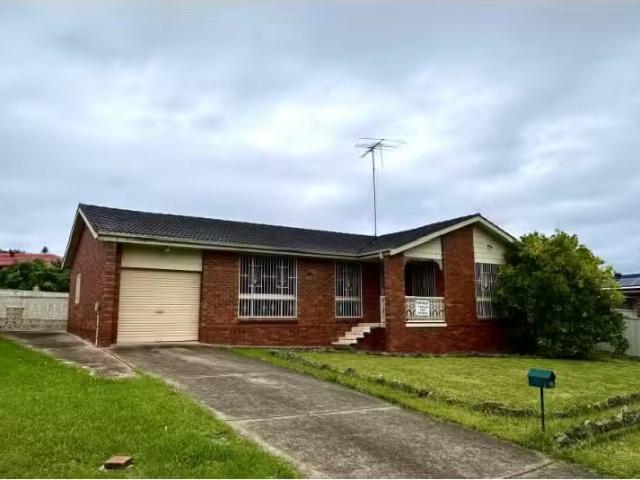 10 Mc Carthy Street, Fairfield West House for rent Listed by.