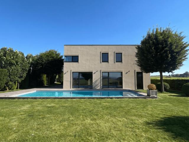 10 Minuten zum Mattsee Exklusive Designvilla in unverbaubarer Grünlage mit Pool und Panoramablick