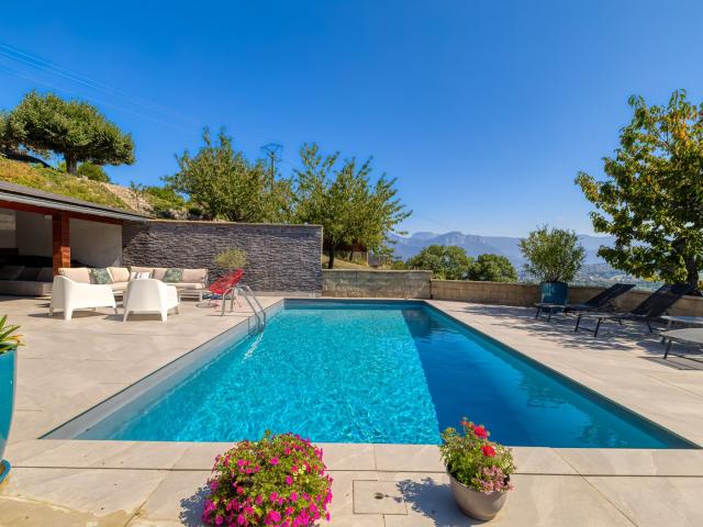 10 minutes de Chambéry Belle villa en demi niveau de 243m2 Terrain de 4.380 m2 Piscine