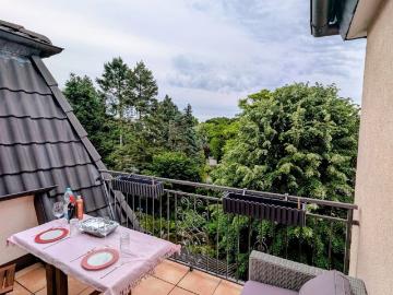 10 Minutes to Frankfurt – Spacious Attic Apartment in Offenbach's Westend