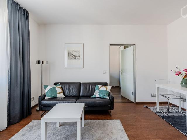 10 Minutes walk to KDW Fully equipped apartment with balcony, Berlin Amsterdam Apartments for Rent