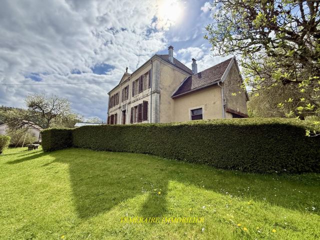 10 min de Champagnole Les Nans Situé au centre du village, ancien Presbytère des années 1800