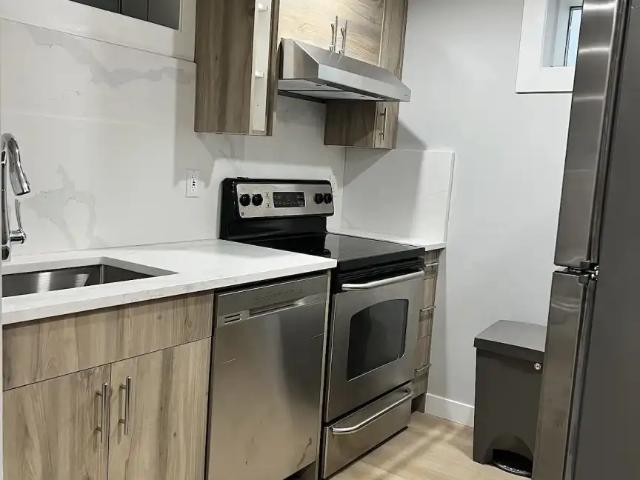10 MIN WALK TO UofC*Fully furnished bedroom for rent