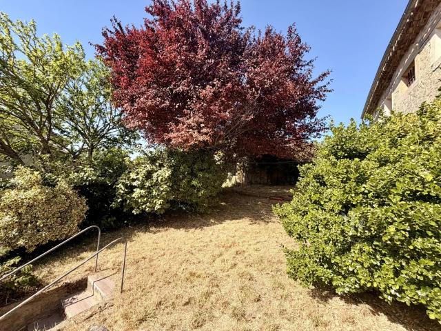 10 mn Villefranche, grande maison de village T5 avec jardin