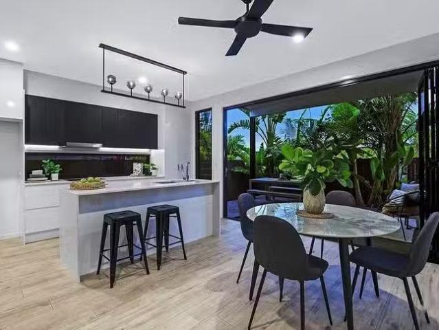 10 Murchison Street, Carina, QLD 4152