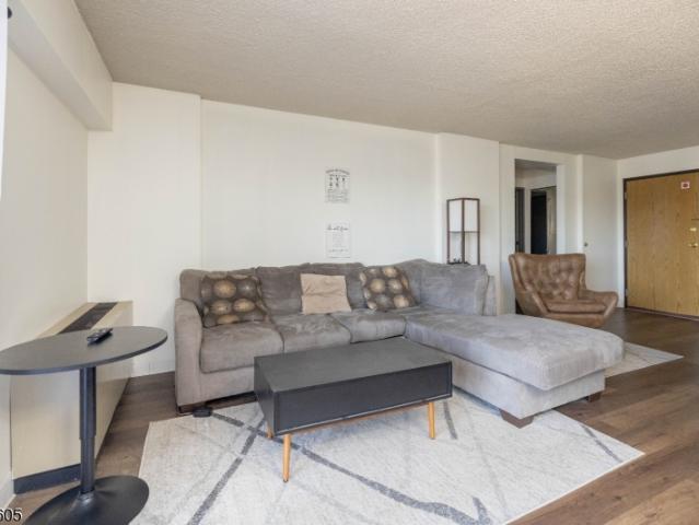 10 N Wood Ave # 706
