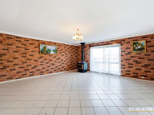 10 Oak Place, Queanbeyan NSW 2620 House For Rent | Domain