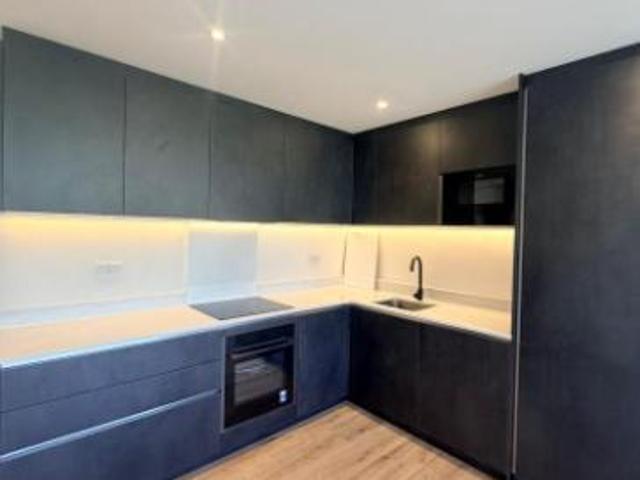 10 Otterburn House, 8 Bromley Road. 2 bed flat to rent £1,907 pcm £440 pw