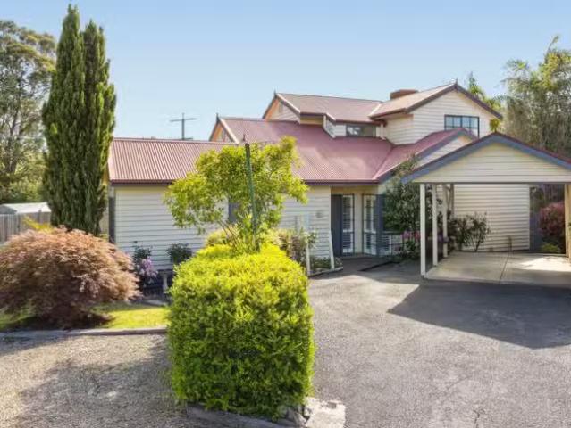 10 Park Ln, Croydon VIC 3136 House For Lease