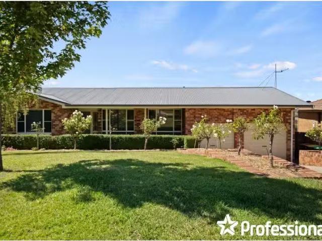 10 Parson Close, West Bathurst House for rent Listed by Prope.