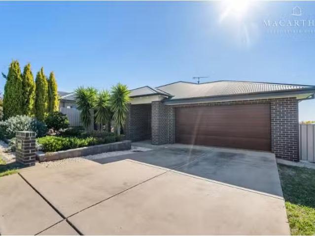10 Pooginook Place, Bourkelands House for rent Listed by Leas.