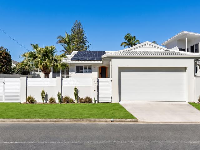 10 Poinciana Boulevard, BROADBEACH WATERS, QLD 4218