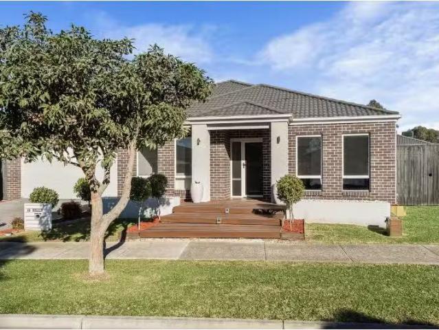 10 Refuge Place, DOREEN House for rent Listed by Rosetta Stav.