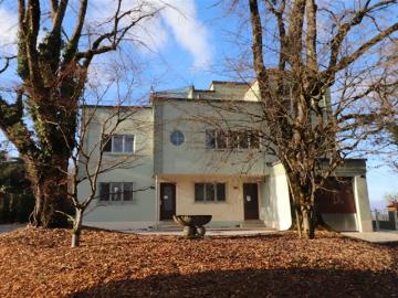 Seltenes und außergewöhnliches Architektenhaus im Le Corbusier Stil, komplett renoviert, große Volumina, prächtiger Park