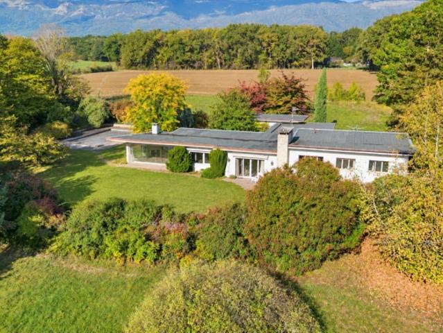 Exklusiv Freistehende Villa auf einem großen Grundstück von mehr als 8.000 m²