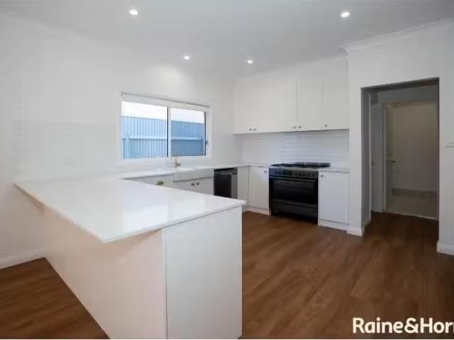 10 Small Street, WAGGA WAGGA House for rent Listed by Raine &.