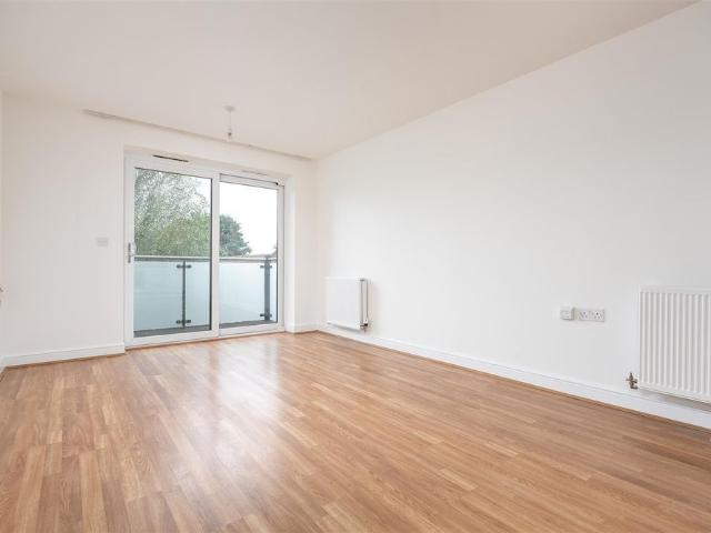 10 Swan Road, West Drayton, UB7