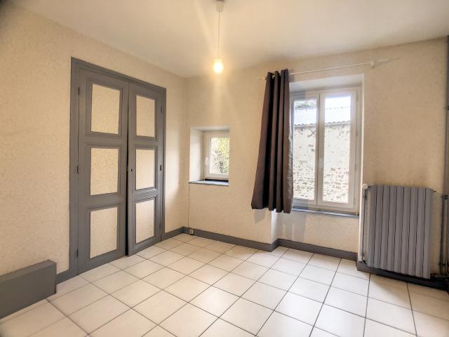 10MN ISSOIRE 35MN CLERMONT SUD Maison habitable de suite avec balcon et garage