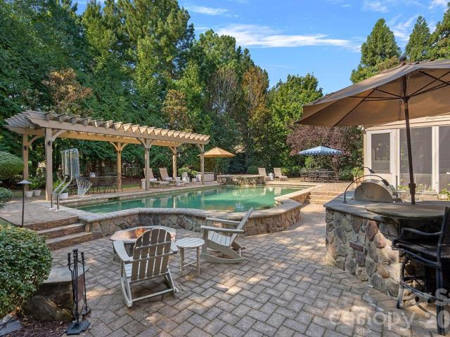 1104 Longwood Court