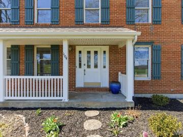 1104 S Charlemagne Dr, Lake St. Louis, MO 63367 | MLS #26012