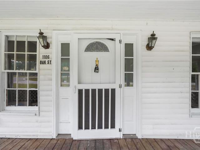 1106 NW Oak