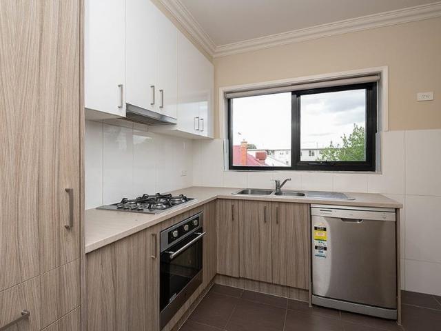 1/106 Glass Street, Essendon