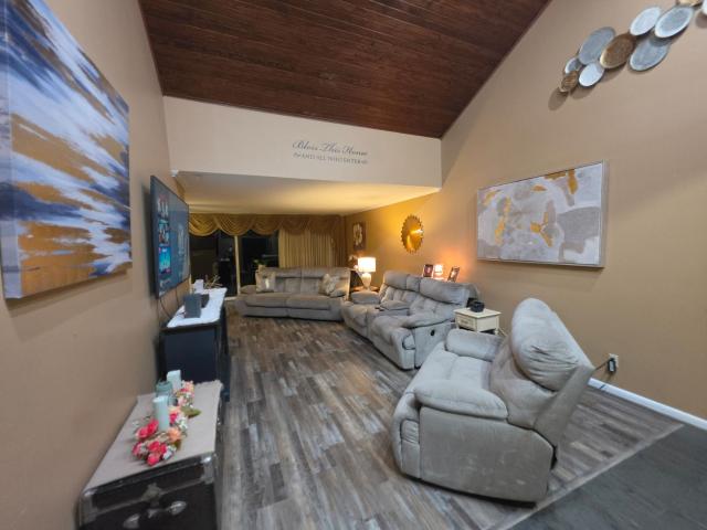 1109 Mockingbird Lane