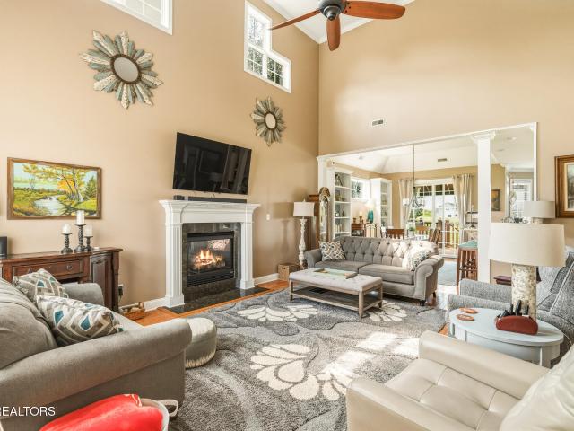 1109 Creekside Village Way