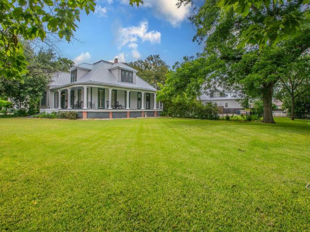 1109 Pecan St