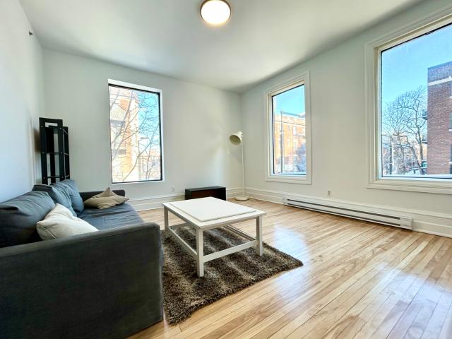 1103 1105 Avenue Laurier West 6 Bedroom & 2.5 Baths Multi unit House for Rent