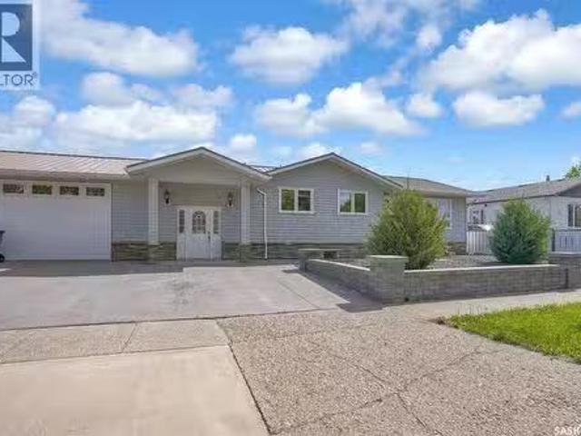 110 3Rd Avenue W, Gravelbourg, SK, S0H 1X0 house for sale L.