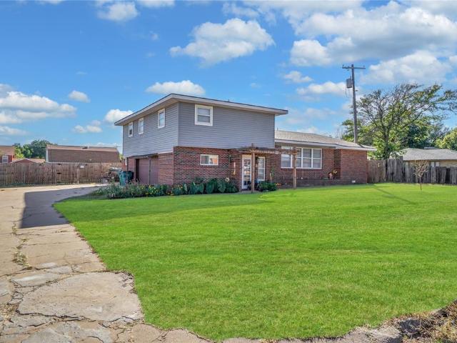 110 E Hillcrest Lane