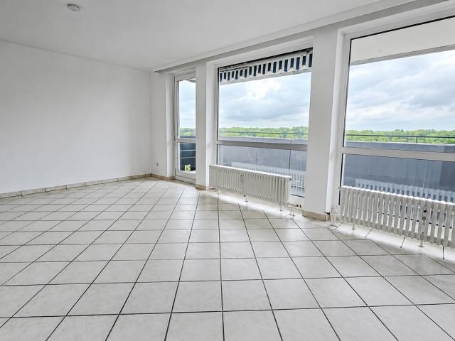 110 m² Wohnkomfort: Helle, sanierte 4 Zimmer Wohnung mit Balkon