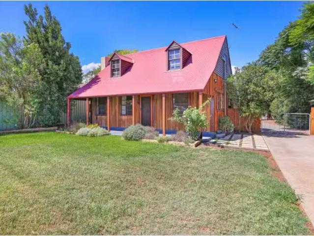 110 Segenhoe Street, Aberdeen House for rent Listed by Proper.