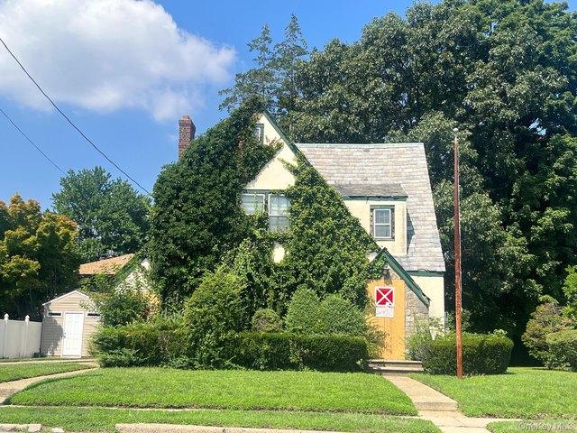 110 Rockaway Pkwy, Valley Stream, NY 11580
