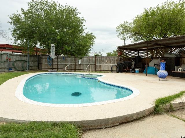 110 W Benton Ave, Devine, TX 78016 | MLS #1957