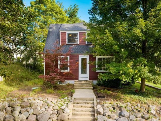 110 W Park Dr, Northport, MI 49670