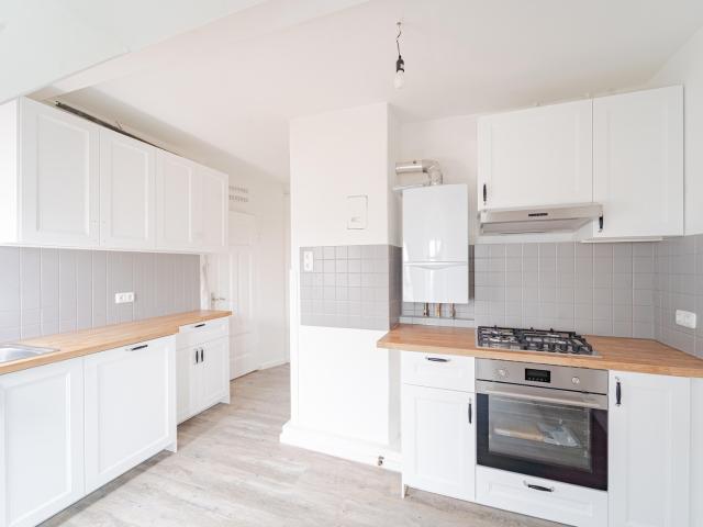 110m² DG Whg. in schönem Altbau, renoviert, 4 Zimmer, mit neuer EBK