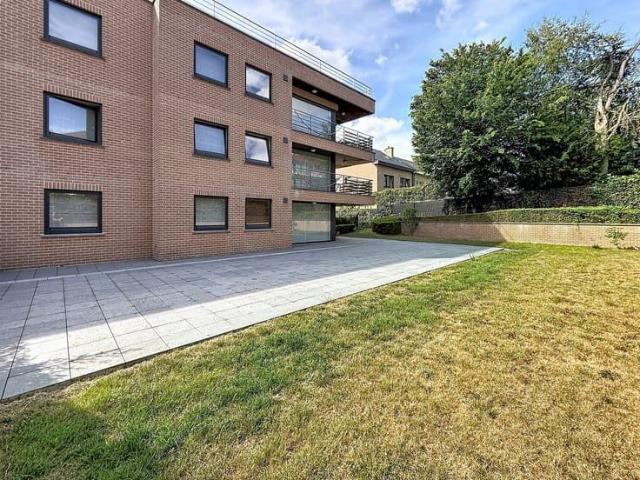 110m² 2 bedroom garden level apartment – ​​Waterloo center