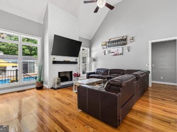 1110 Holcomb Court