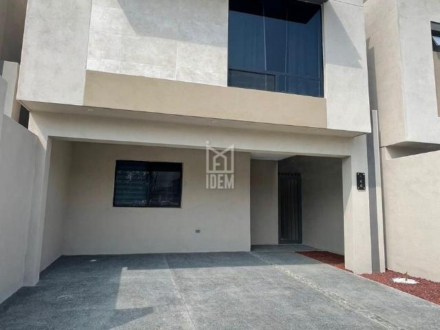 1113 Casa en Renta. Fracc Cerradas Sol?, nueva frente a parque
