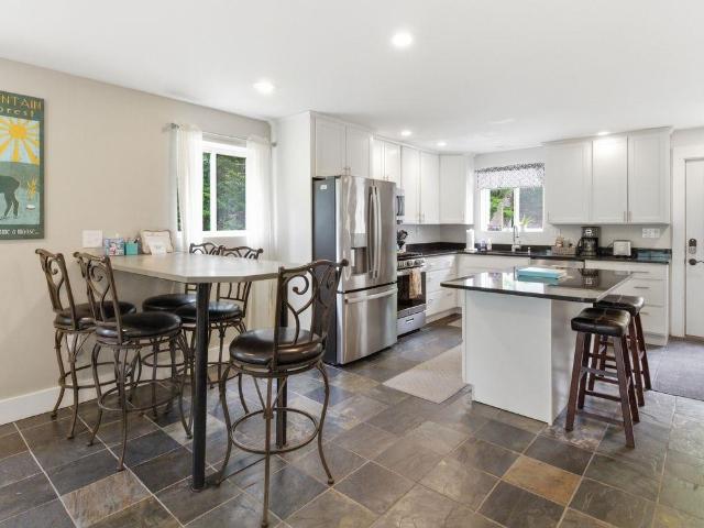 111 Holland Trail