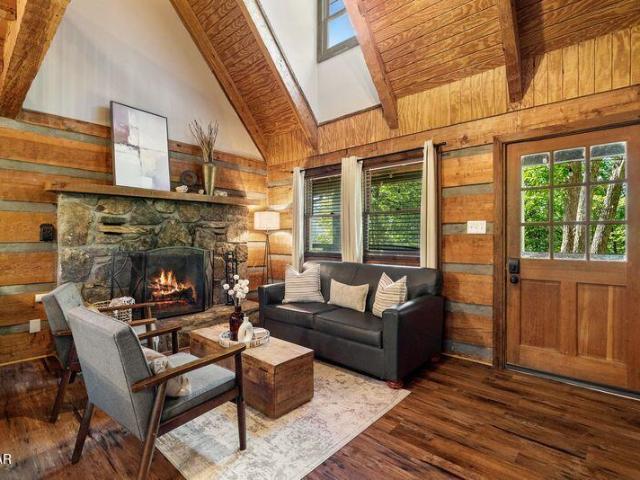 1126 E Foothills Drive